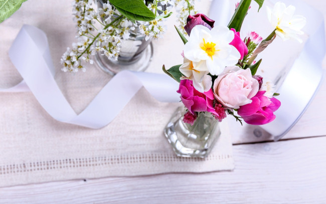 Обои картинки фото цветы, букеты,  композиции, букет, лента, скатерть