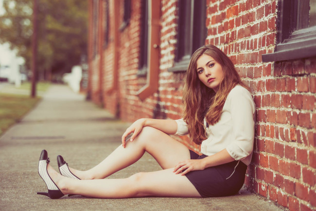 Обои картинки фото сексуальная девушка, девушки, - брюнетки,  шатенки, девушка, женщина, шатенка, темноволосая, сексуальная, модель, звезда, позирует, разная, обувь, верхняя, стильная, одежда, нижнее, эротическое, бельё, трусы, лифчик, колготки, чулки, аксессуары, макияж, и, множество, элементов, на, фотографии