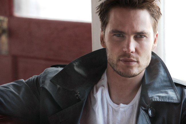 Обои картинки фото мужчины, taylor kitsch, усы, бородка