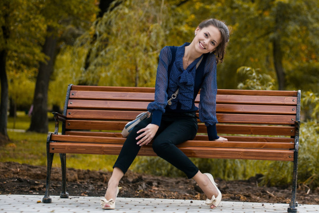 Обои картинки фото сексуальная девушка, девушки, - брюнетки,  шатенки, девушка, женщина, брюнетка, темноволосая, сексуальная, модель, звезда, позирует, разная, обувь, верхняя, стильная, одежда, нижнее, эротическое, бельё, трусы, лифчик, колготки, чулки, аксессуары, макияж, и, множество, элементов, на, фотографии