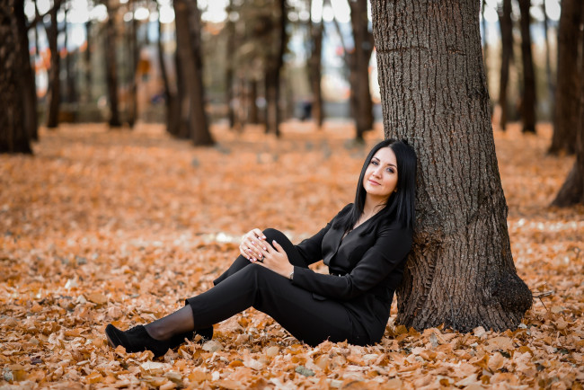 Обои картинки фото сексуальная девушка, девушки, - брюнетки,  шатенки, девушка, женщина, брюнетка, темноволосая, сексуальная, модель, звезда, позирует, разная, обувь, верхняя, стильная, одежда, нижнее, эротическое, бельё, трусы, лифчик, колготки, чулки, аксессуары, макияж, и, множество, элементов, на, фотографии