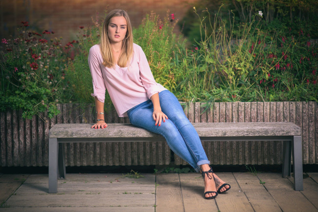 Обои картинки фото сексуальная девушка, девушки, - брюнетки,  шатенки, девушка, женщина, шатенка, темноволосая, сексуальная, модель, звезда, позирует, попа, грудь, ножки, разная, обувь, верхняя, стильная, одежда, нижнее, эротическое, бельё, трусы, лифчик, колготки, чулки, аксессуары, макияж, и, множество, элементов, на, фотографии