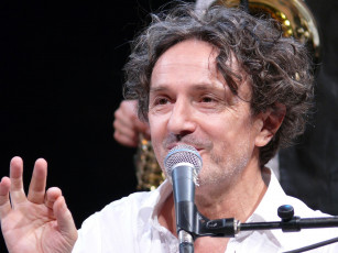 Картинка музыка goran bregovic композитор певец микрофон