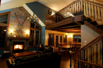 Картинка интерьер гостиная камин стол лестница