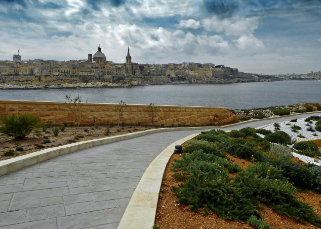 Обои картинки фото валетта, мальта, города, здания, море, набережная