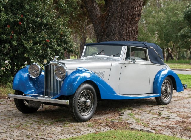 Обои картинки фото автомобили, классика, дорога, автомобиль, деревья, трава