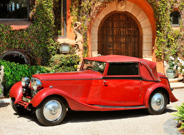 Обои картинки фото автомобили, классика, дорога, замок, статуя, растения, автомобиль