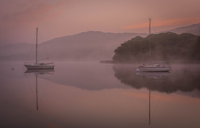 Обои картинки фото корабли, парусники, деревья, горы, море, туман