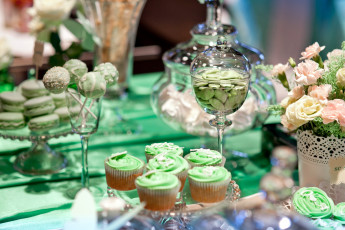 Картинка еда пирожные +кексы +печенье букет кексы макаруны сладкий лакомства стол