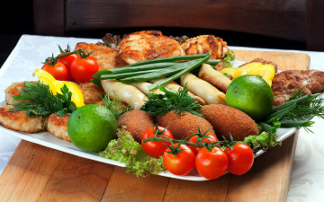 Картинка еда мясные+блюда котлеты отбивные мясо лук зеленый помидоры томаты