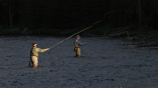 Обои картинки фото разное, рыбалка,  рыбаки,  улов,  снасти, удочки, река