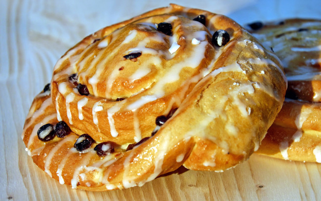 Обои картинки фото еда, хлеб,  выпечка, глазурь, изюм, булочки, сдобные
