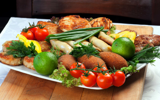 Обои картинки фото еда, мясные блюда, котлеты, отбивные, мясо, лук, зеленый, помидоры, томаты
