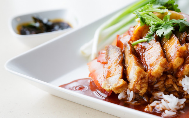 Обои картинки фото еда, мясные блюда, ломтики, мясо, соус, зелень