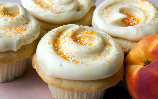 Обои картинки фото еда, пирожные,  кексы,  печенье, посыпка, кексы, капкейки, персик