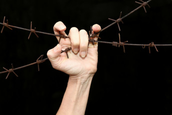 Картинка разное руки проволока черный фон