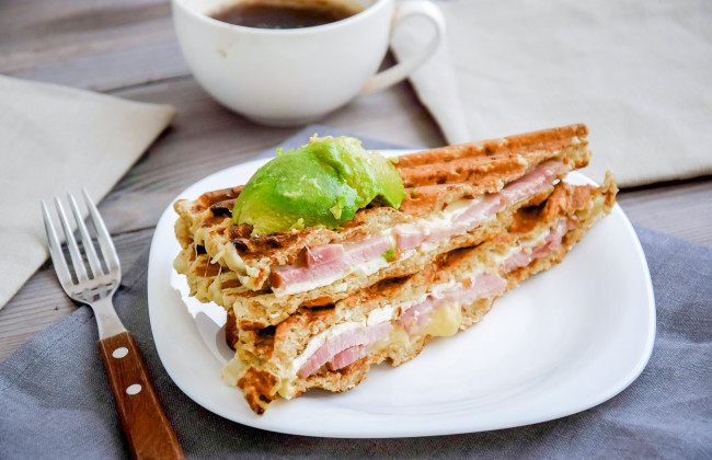 Обои картинки фото еда, бутерброды,  гамбургеры,  канапе, бутерброд, кофе, мясо