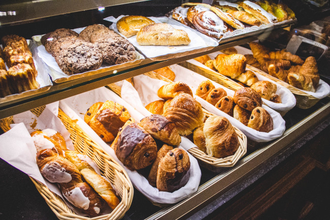 Обои картинки фото еда, хлеб,  выпечка, прилавок