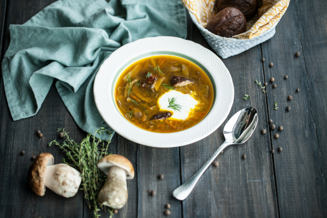 Обои картинки фото еда, первые блюда, салфетка, грибы, первое, блюдо, грибной, суп, столовые, приборы