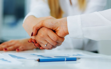 Картинка разное руки +ноги рукопожатие