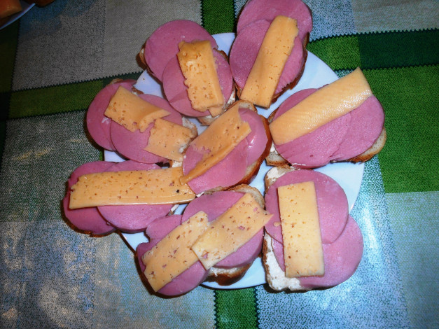 Обои картинки фото еда, бутерброды,  гамбургеры,  канапе, колбаса, сыр, хлеб