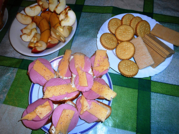 Обои картинки фото еда, бутерброды,  гамбургеры,  канапе, колбаса, хлеб, сыр, бананы, яблоки