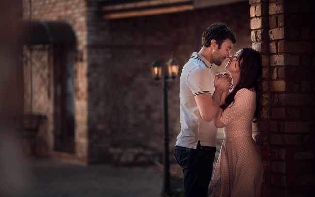 Обои картинки фото разное, мужчина женщина, фонарь, пара, здание, романтика, любовь, девушка