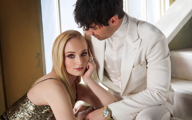 Обои картинки фото разное, знаменитости, лестница, костюм, актриса, певец, joe, jonas, sophie, turner, блондинка, часы