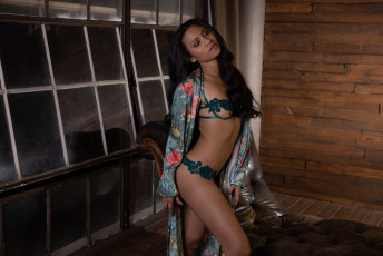 Картинка fatima+kojima девушки fatima kojima девушка модель брюнетка восточная смуглая стройная сексуальная поза взгляд макияж