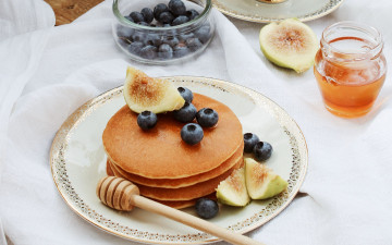 Картинка еда блины +оладьи панкейки мед инжир черника