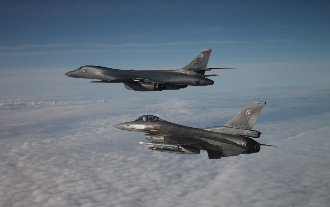 Обои картинки фото авиация, разные вместе, rockwell, b1, lancer, b1b, сверхзвуковой, тяжелый, бомбардировщик, general, dynamics, f16, fighting, falcon, американский, боевые, самолеты, ввс, сша