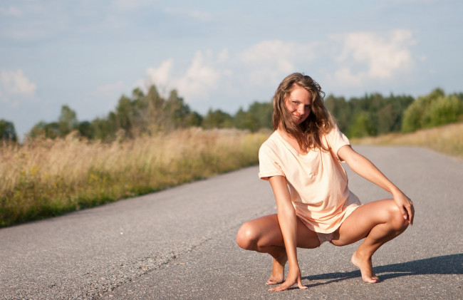 Обои картинки фото девушки, - брюнетки,  шатенки, шатенка, платье, трусики, дорога, шоссе, поля