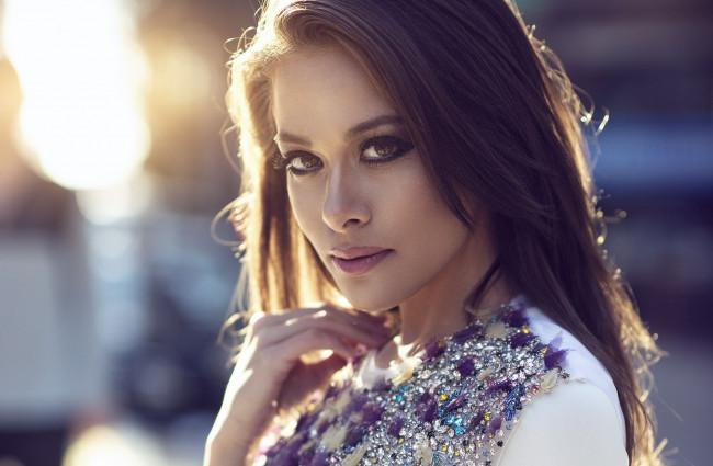 Обои картинки фото девушки, - лица,  портреты, девушка, брюнетка, модель, портрет, лицо, красотка, взгляд, макияж, причёска, флирт