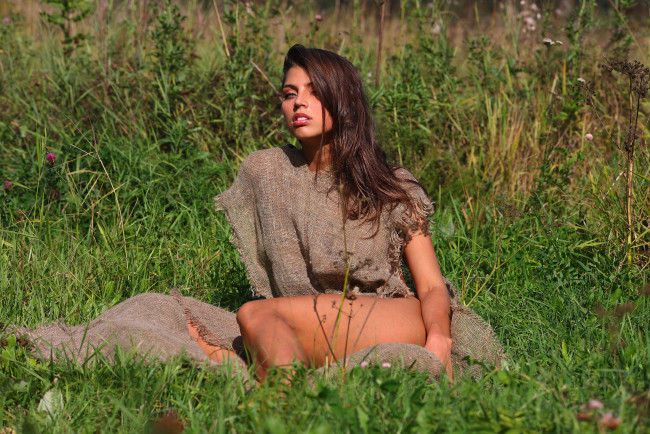 Обои картинки фото valentina kolesnikova, девушки, валентина колесникова, valentina, kolesnikova, валентина, колесникова, девушка, модель, шатенка, красотка, стройная, сексуальная, знойная, поза, флирт, фигура, смуглая, природа