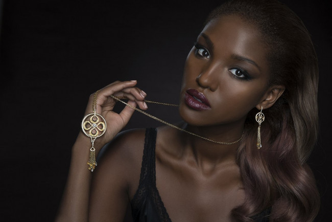 Обои картинки фото yityish aynaw, девушки, - лица,  портреты, yityish, aynaw, девушка, мулатка, темнокожая, чернокожая, потрет, лицо, причёска, израиль, модель, поза, взгляд, макияж, украшение, ключ