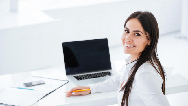 Обои картинки фото девушки, - брюнетки,  шатенки, брюнетка, улыбка