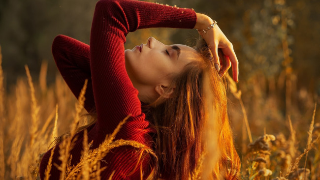 Обои картинки фото девушки, - рыжеволосые и разноцветные, поза, закрытые, глаза