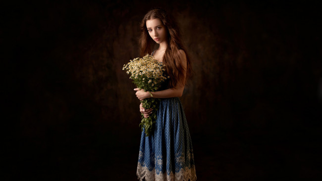 Обои картинки фото девушки, - рыжеволосые и разноцветные, платье, букет, ромашки