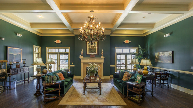 Обои картинки фото интерьер, гостиная, люстра, камин, картины