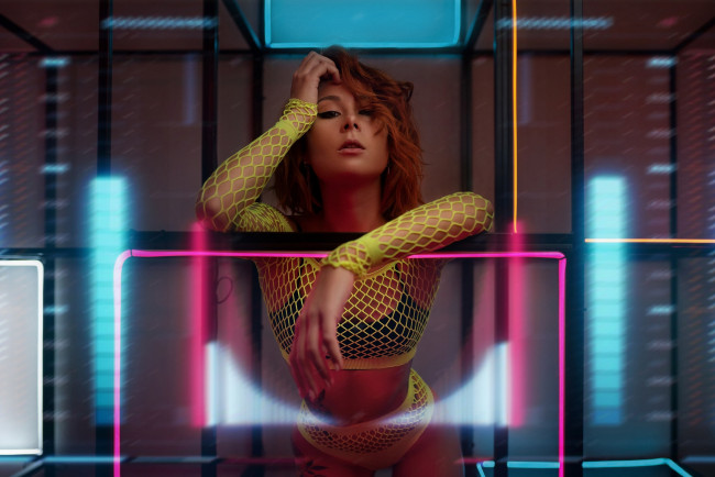 Обои картинки фото девушки, - рыжеволосые и разноцветные, поза