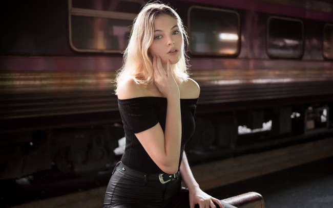 Обои картинки фото девушки, - блондинки,  светловолосые, поезд, блондинка, топ, victoria, pacheco