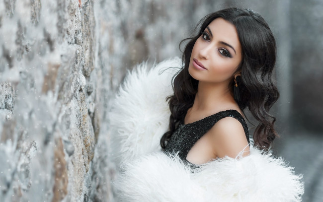 Обои картинки фото девушки, - брюнетки,  шатенки, брюнетка, мех, белый