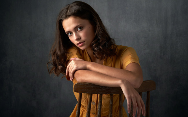 Обои картинки фото девушки, - брюнетки,  шатенки, брюнетка, поза, взгляд