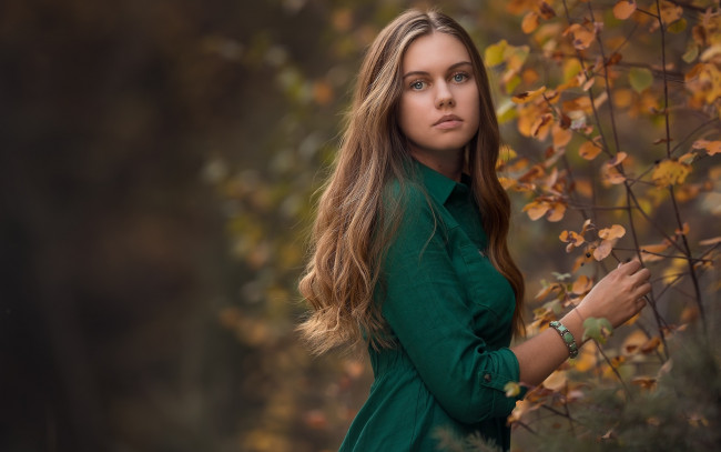 Обои картинки фото девушки, - брюнетки,  шатенки, шатенка, браслет, зеленое, платье