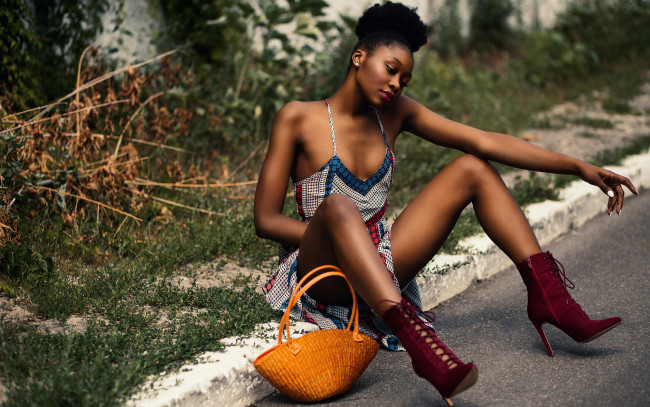 Обои картинки фото девушки, - темнокожие, мулатка, темнокожая, чернокожая, девушка, модель, брюнетка, красотка, поза, флирт, стройная, сексуальная, фигура