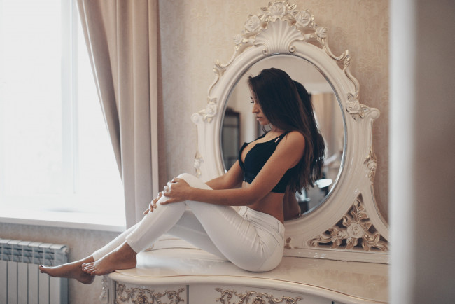 Обои картинки фото девушки, - брюнетки,  шатенки, брюнетка, зеркало, поза