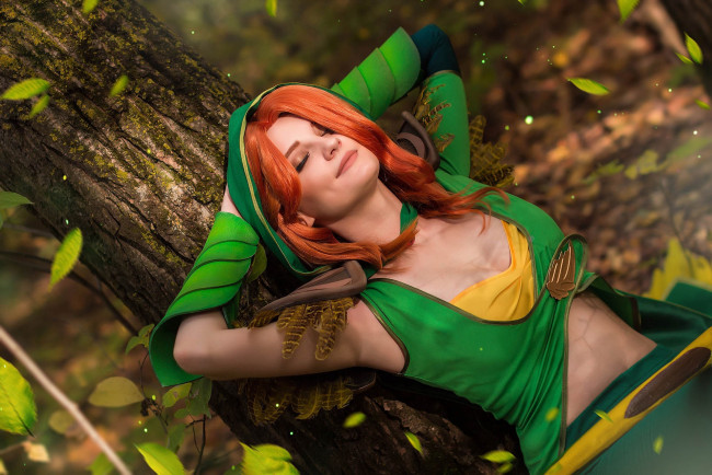 Обои картинки фото девушки, kirdjava, эльфийка, дерево, костюм, образ