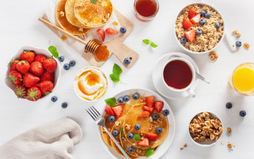 обоя еда, блины,  оладьи, орехи, оладьи, клубника, ягоды, чай, сок