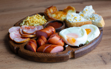 обоя еда, яичные блюда, завтрак, глазунья, колбаса, сосиски, бутерброд