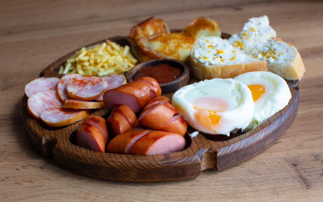 Обои картинки фото еда, яичные блюда, завтрак, глазунья, колбаса, сосиски, бутерброд